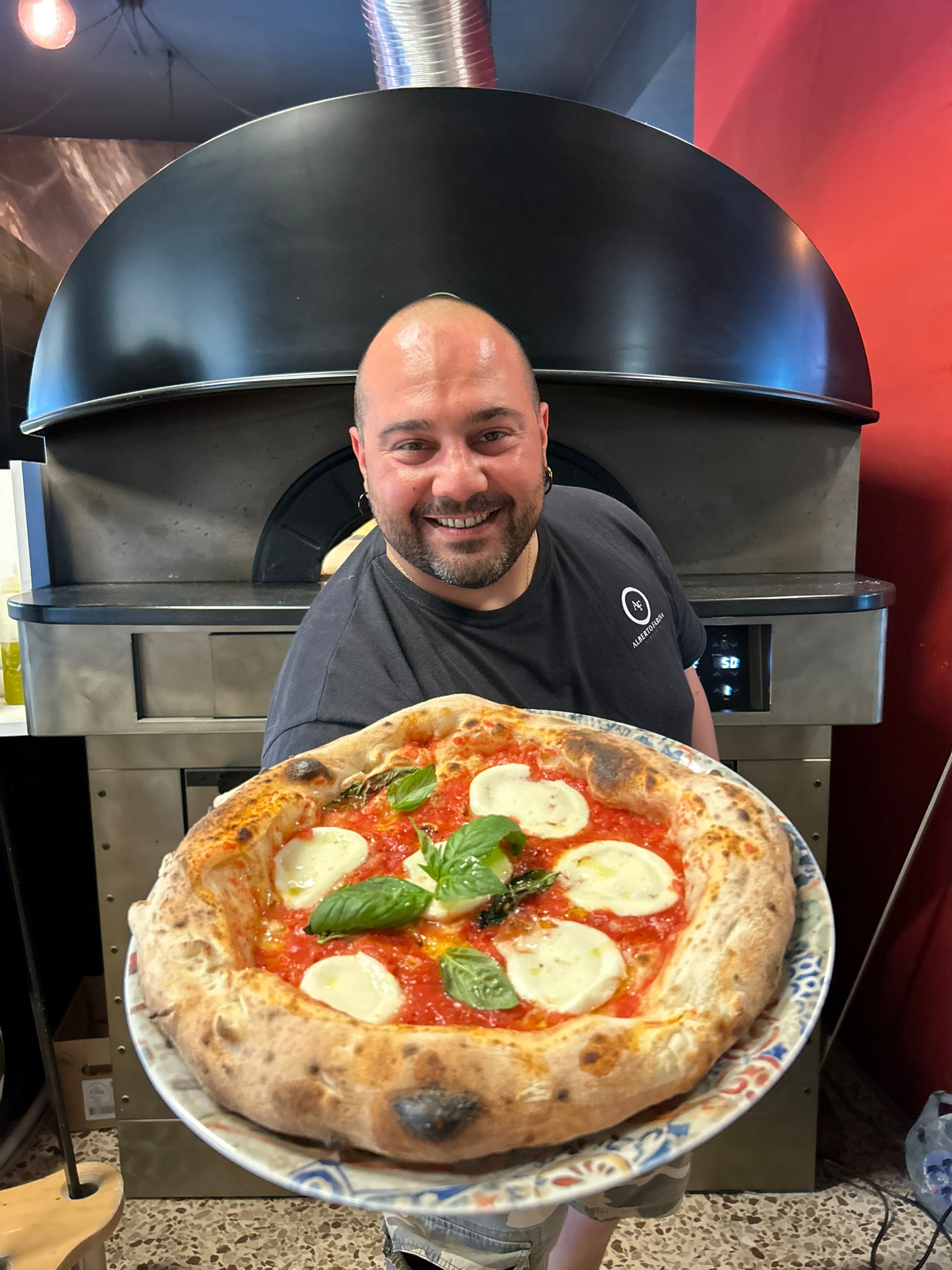 Alberto Farina sorride con una margherita appena sfornata