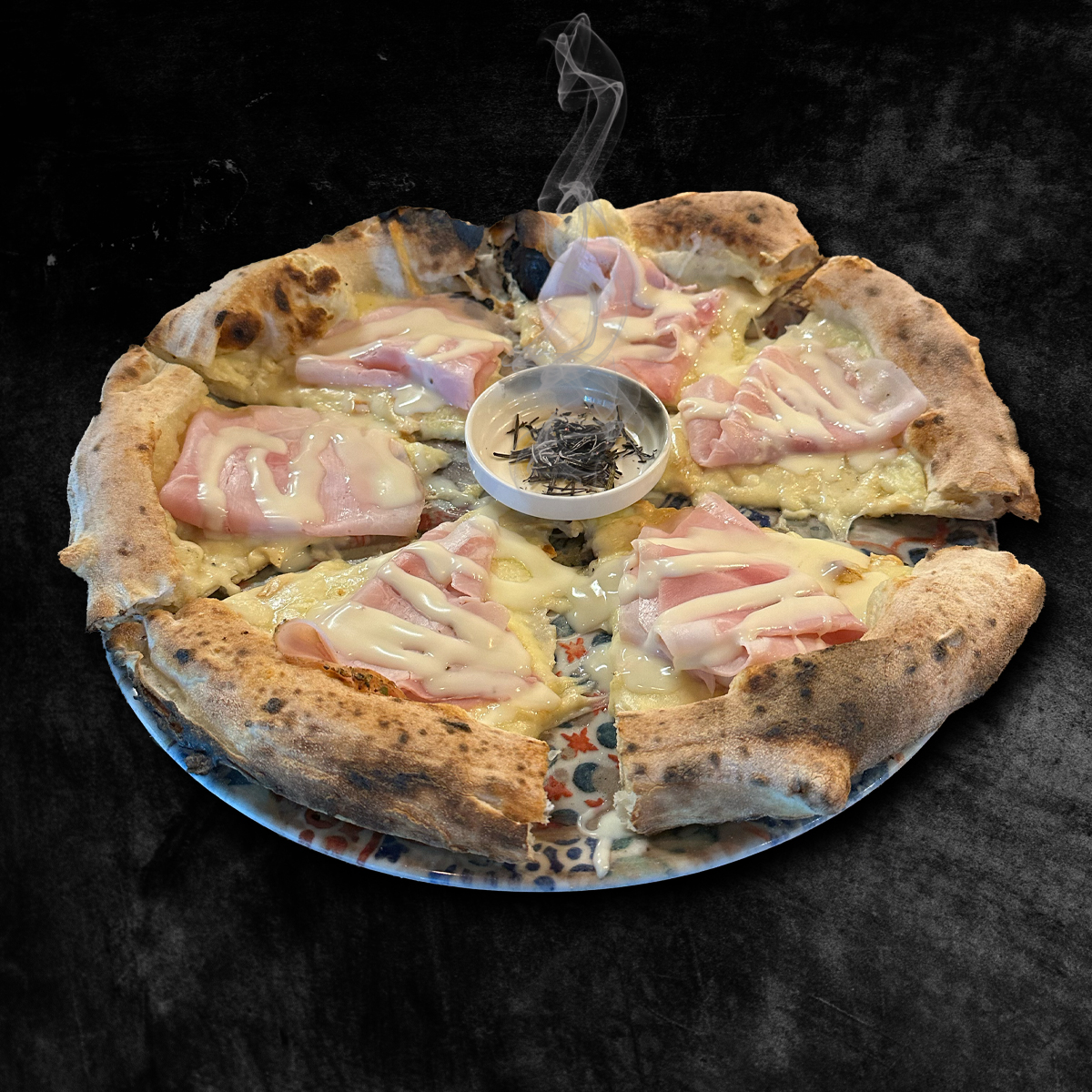 Pizza Brace e Fumo con cotto, fonduta e affumicatura