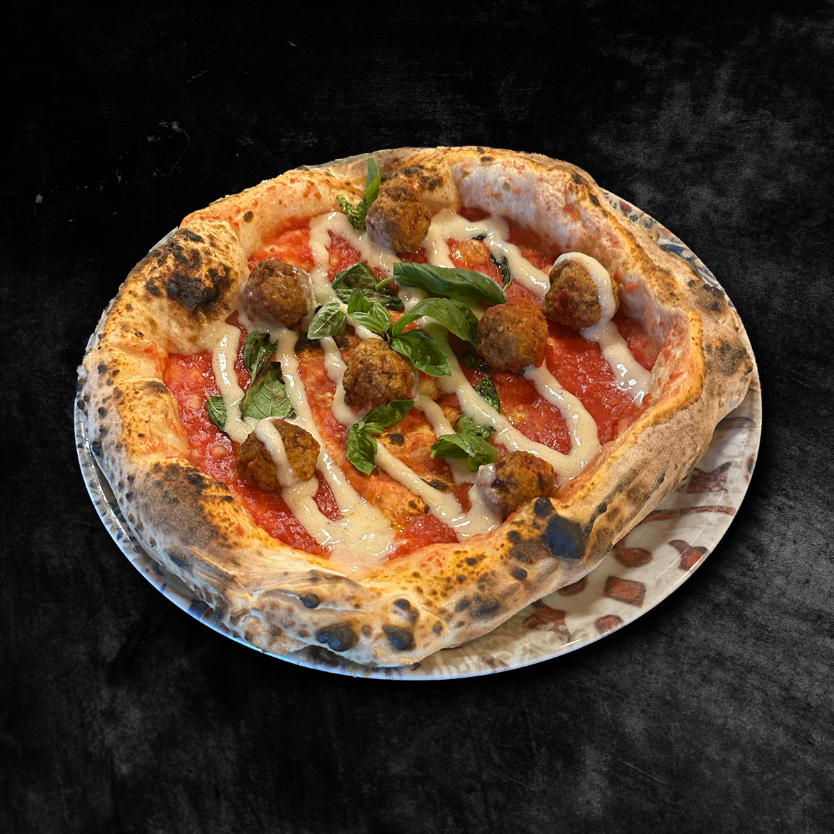 Meatballs, pizza con polpette, pomodoro e basilico